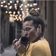 Profesora de fotografía con cámara digital y retoque con Lightroom
